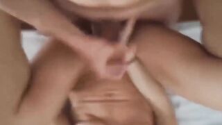 Lei gli stringe le palle e lui si fa una sega