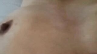 Lei gli stringe le palle e lui si fa una sega