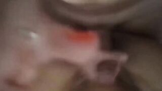 Lei gli stringe le palle e lui si fa una sega