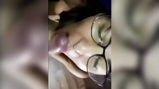 Fidanzata con gli occhiali succhia un bel cazzo