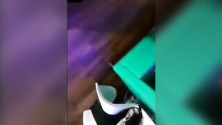 Fidanzata con gli occhiali succhia un bel cazzo