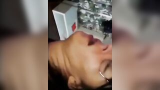 Fidanzata con gli occhiali succhia un bel cazzo