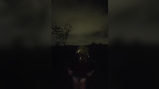 Travestito vende il culo di notte in strada