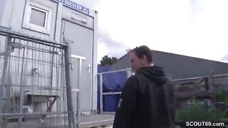 La bella ragazza con la pala viene impalata