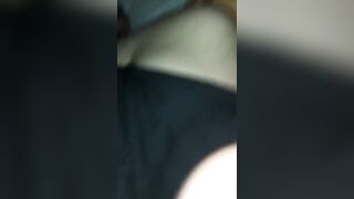 Fidanzatino porco le slarga la passera con le dita