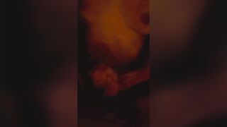 Sega a due mani e sborrata sulle tette