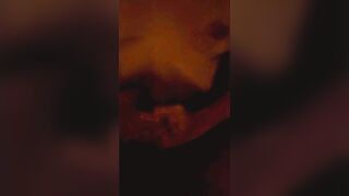 Sega a due mani e sborrata sulle tette