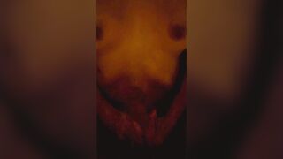 Sega a due mani e sborrata sulle tette