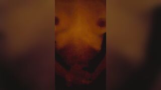 Sega a due mani e sborrata sulle tette