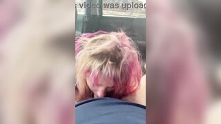 Bella puttanella succhia e ingoia in auto