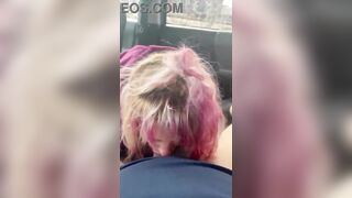 Bella puttanella succhia e ingoia in auto