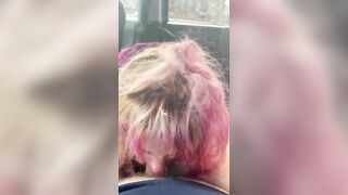 Bella puttanella succhia e ingoia in auto