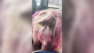 Bella puttanella succhia e ingoia in auto