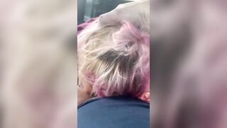 Bella puttanella succhia e ingoia in auto