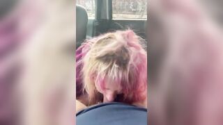 Bella puttanella succhia e ingoia in auto