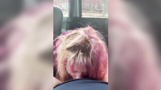 Bella puttanella succhia e ingoia in auto