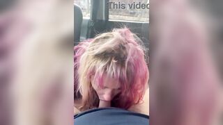 Bella puttanella succhia e ingoia in auto