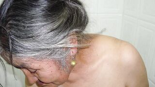 Nonnine mature vogliose di cazzo si mettono a nudo