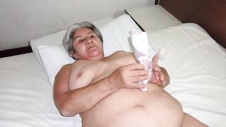 Nonnine mature vogliose di cazzo si mettono a nudo