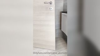 Bionda succhia minchia si da da fare con il suo pisellone