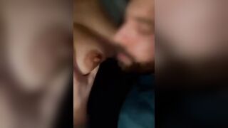 Fidanzato arrapato lecca le tette e poi la passera