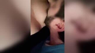 Fidanzato arrapato lecca le tette e poi la passera