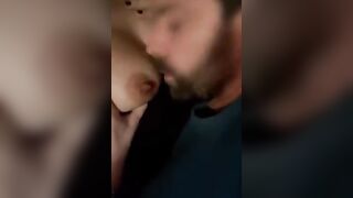 Fidanzato arrapato lecca le tette e poi la passera