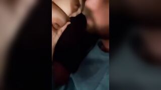 Fidanzato arrapato lecca le tette e poi la passera