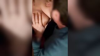 Anteprima del video: Fidanzato arrapato lecca le tette e poi la passera