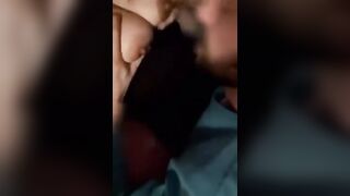 Fidanzato arrapato lecca le tette e poi la passera