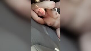 Giovane troietta fa sesso in auto