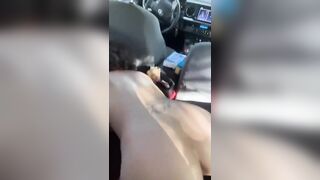 Giovane troietta fa sesso in auto