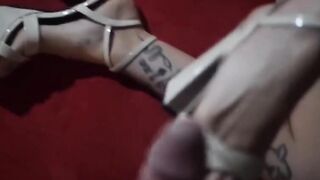 La MILF italiana fa un lavoretto di piedi