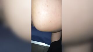 Al cellulare con la sua collega si fa sbattere