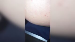 Al cellulare con la sua collega si fa sbattere