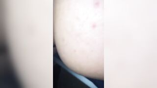 Al cellulare con la sua collega si fa sbattere