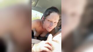 Giovane puttanella fa sesso in macchina