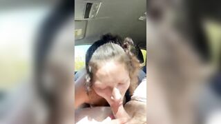 Giovane puttanella fa sesso in macchina