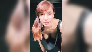 Primo piano sulle tette di Andrea Delogo