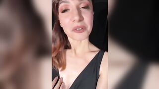 Primo piano sulle tette di Andrea Delogo