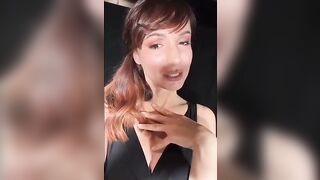 Primo piano sulle tette di Andrea Delogo