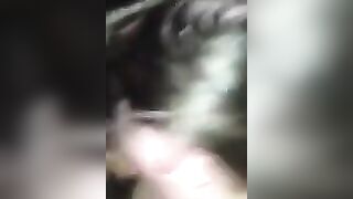 La mia troia me lo succhia in auto