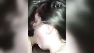 La mia troia me lo succhia in auto