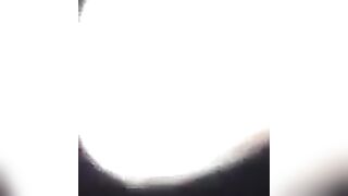 La mia troia me lo succhia in auto