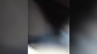 La mia troia me lo succhia in auto