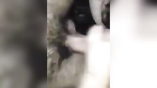 La mia troia me lo succhia in auto