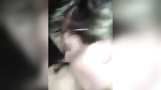 La mia troia me lo succhia in auto