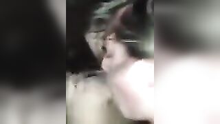 La mia troia me lo succhia in auto