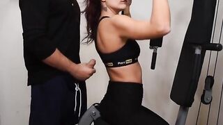 Puttana inculata dall'allenatore in sala pesi