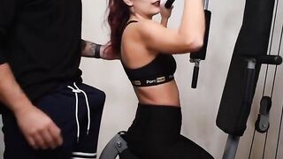 Puttana inculata dall'allenatore in sala pesi